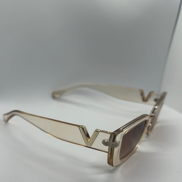 Chic Beige Rectangle Sunglasses with V Detail - Trendy Fashion Shades main image 5